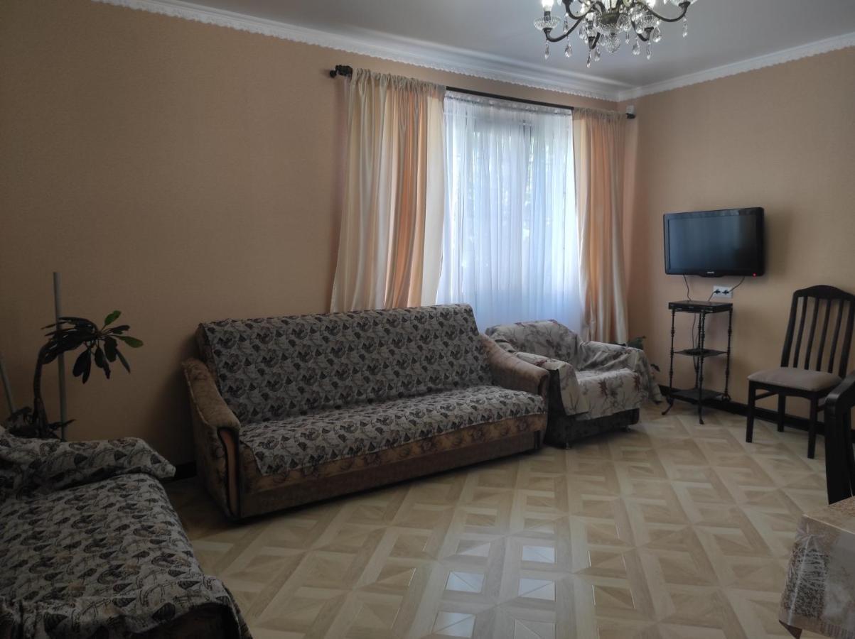 Hôtel Гостевой Дом Лума à Soukhoumi Extérieur photo